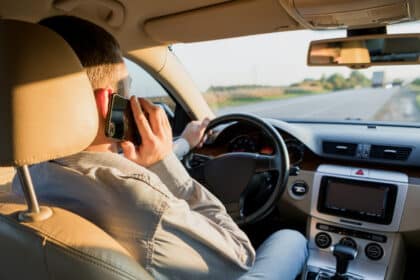 Freepik. Un automobiliste conduit imprudemment en téléphonant au volant