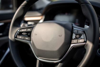 Volant de voiture avec cache airbag en gros plan dans un habitacle moderne